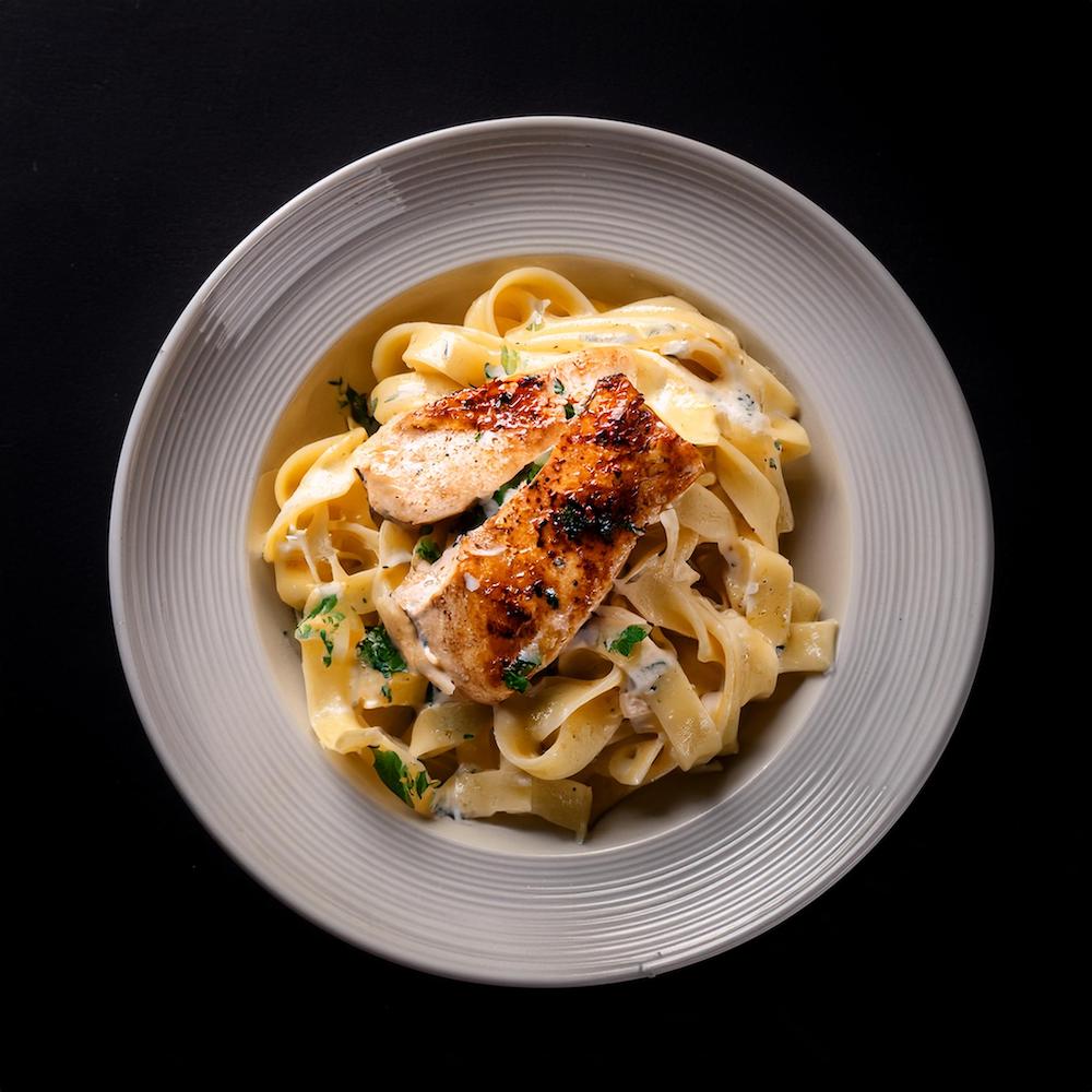 blackened chicken alfredo pasta recipe_recipeplatter