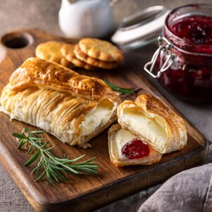 What to eat with brie in puff pastry?